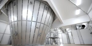 De sproeidroger in de Arla-melkpoederfabriek.