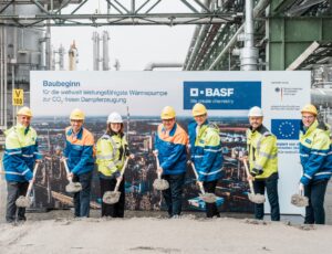 (v.l.n.r.): Alexander Fronz, Projektmanager Wärmepumpe, BASF SE, Christian Aucoin, President Global Engineering Services, BASF SE, Julia Aichhorn, Geschäftsführerin GIG Karasek, Helmut Winterling, President Europäische Verbundstandorte, BASF SE, Peter