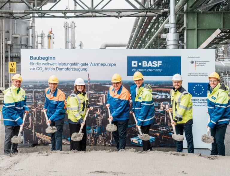 (v.l.n.r.): Alexander Fronz, Projektmanager Wärmepumpe, BASF SE, Christian Aucoin, President Global Engineering Services, BASF SE, Julia Aichhorn, Geschäftsführerin GIG Karasek, Helmut Winterling, President Europäische Verbundstandorte, BASF SE, Peter