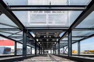 Stalen frameconstructie rond de chiller.