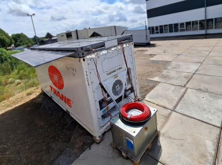 Afbeelding van koelcontainer met pv-panelen en accupakket.