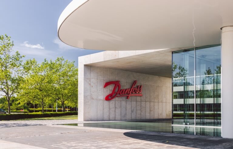 Beeld van de ingang van het hoofdkantoor van Danfoss in Nordborg