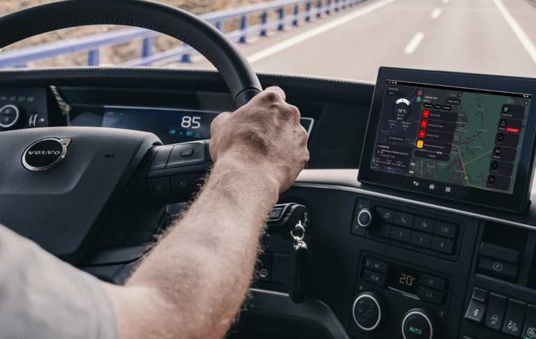 Foto van cabine van Volvo-truck met bediening van de koelunit geïntegreerd in het infotainmentsysteem